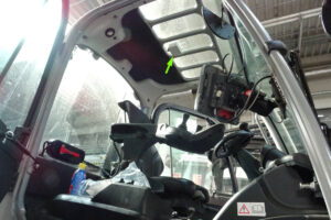 Colocación de etiqueta en la carretilla elevadora.