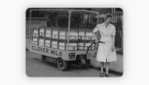 Reparto tradicional de leche con un carro lechero