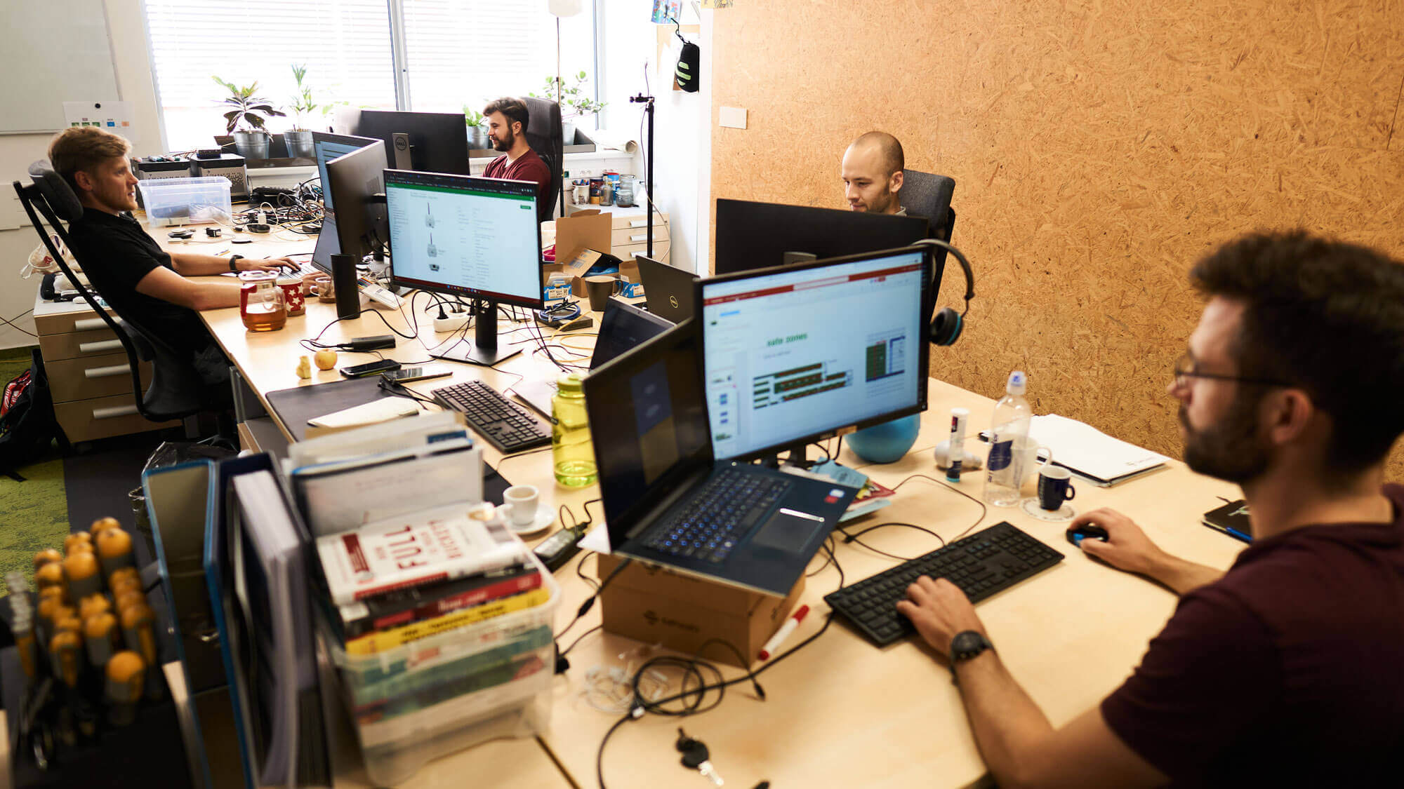 El hardware y el software contribuyen al éxito de tu proyecto. Los servicios lo garantizan. 
